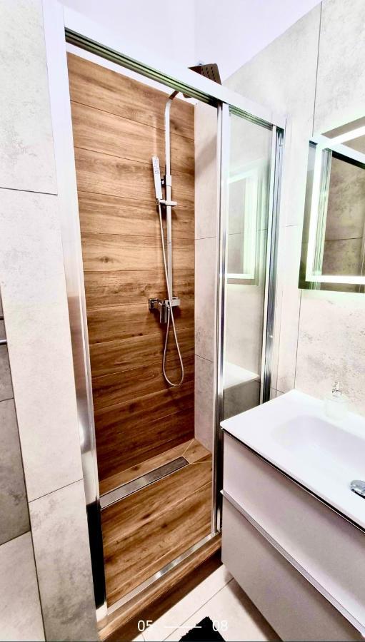 Hanza Tower De Lux Black